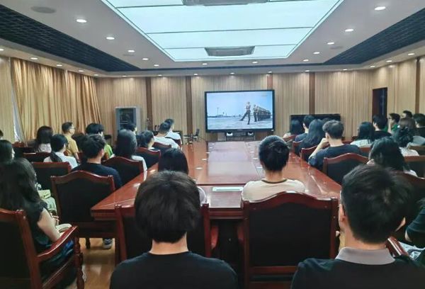 FUN88乐天使在线登录组织师生集中观看纪念中国人民抗日战争暨世界反法西斯战争胜利80周年大会